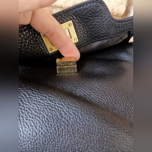 Calvin Klein Elegant Black Leather Crossbody Bag - Picture 4 of 9